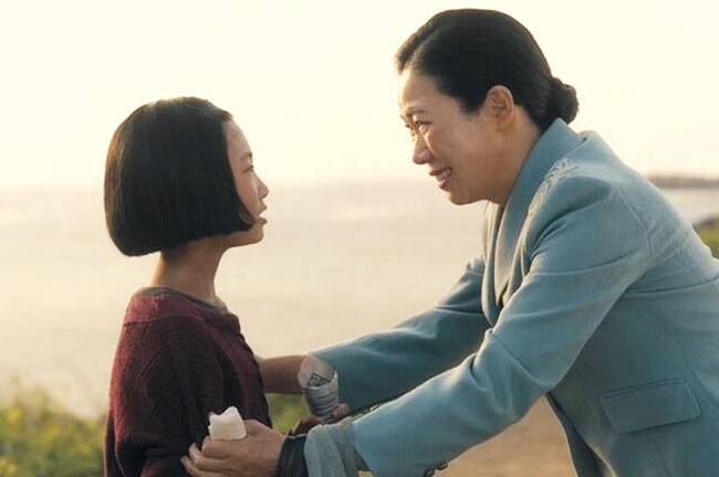 넷플릭스 드라마 ‘폭싹 속았수다’의 한 장면. 제주 해녀 광례(염혜란 분)가 딸 애순(김태연 분)의 영특함을 흐뭇해하는 모습이다.  넷플릭스 제공