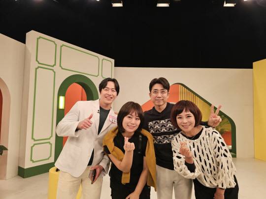 현숙(앞줄 오른쪽) 가수는 조카 정가영(앞줄 왼쪽) 가수가 세계적으로 뻗어나가는 K-뮤지션이 될 거라고 확신했다.