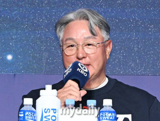 한화 김경문 감독이 20일 오후 서울 잠실 롯데호텔 월드에서 진행된 '2025 프로야구 KBO 미디어데이'에서 이야기를 하고 있다.올시즌에는 맞춤형 피치클락 도입, 연장전 이닝 축소(12회→11회), 비디오판독 대상 확대 등 리그의 공정성을 강화하고 박진감 넘치는 경기를 선보이기 위한 다양한 조치들이 이루어 진다. 2025 KBO리그는 22일 오후 2시 잠실, 문학, 수원, 대구, 광주 등 5개 구장에서 일제히 개막한다./잠실 = 송일섭 기자
