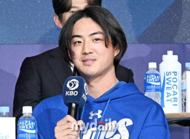 삼성 구자욱이 20일 오후 서울 잠실 롯데호텔 월드에서 진행된 '2025 프로야구 KBO 미디어데이'에서 이야기를 하고 있다.올시즌에는 맞춤형 피치클락 도입, 연장전 이닝 축소(12회→11회), 비디오판독 대상 확대 등 리그의 공정성을 강화하고 박진감 넘치는 경기를 선보이기 위한 다양한 조치들이 이루어 진다. 2025 KBO리그는 22일 오후 2시 잠실, 문학, 수원, 대구, 광주 등 5개 구장에서 일제히 개막한다./잠실 = 송일섭 기자