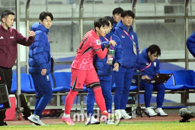 대한민국 축구대표팀 이강인이 20일 오후 경기도 고양종합운동장에서 진행된 '2026 국제축구연맹(FIFA) 북중미 월드컵 아시아지역 최종예선' 오만과의 경기 전반 투입되고 있다./고양=곽경훈 기자
