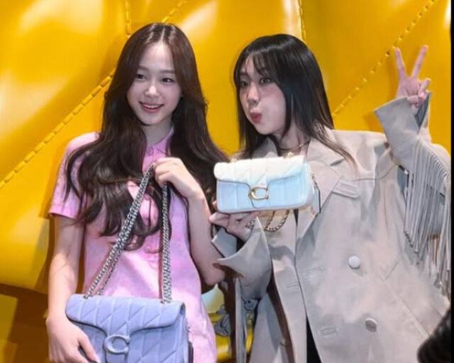 이주영이 한 행사에서 가수 이영지와 사진을 찍고 있다. / 이주영 SNS 캡처