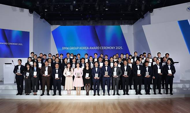 ‘BMW 그룹 코리아 어워드 2025’ 수상자들이 기념 촬영을 하고 있다. [BMW 그룹 코리아 제공]