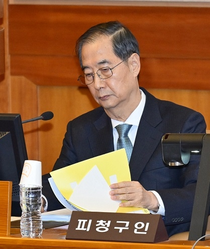 한덕수 국무총리가 지난달 헌법재판소에서 진행된 탄핵심판 첫 변론기일에 출석해 피청구인석에 앉아 있다.  [연합]