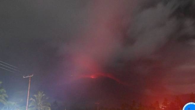 20일(현지시간) 인도네시아 중남부에 있는 레워토비 라키라키 화산이 분화해 화산재를 뿜어내고 있다. [PVMBG]