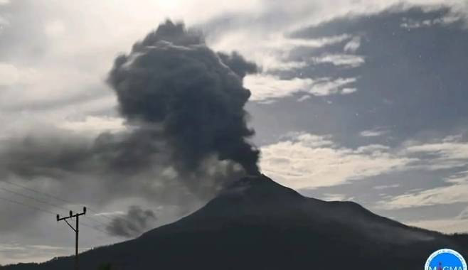 20일(현지시간) 인도네시아 중남부에 있는 레워토비 라키라키 화산이 분화해 화산재를 뿜어내고 있다. [PVMBG]