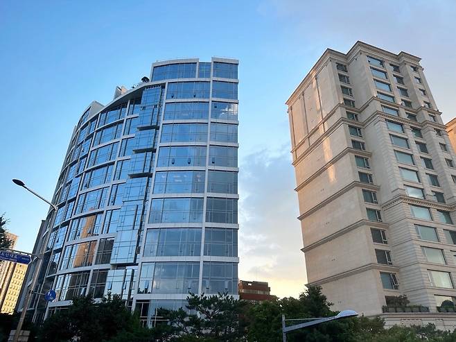 서울 강남구 청담동 고급주택 ‘더펜트하우스청담’(PH129·왼쪽) 모습  신혜원 기자