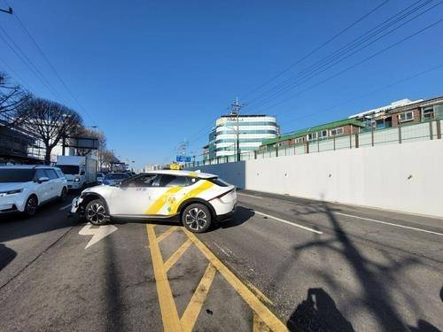 지난해 12월 26일 경기도 수원에서 발생한 전기차 택시 돌진 사고 현장. [경기도소방재난본부 제공]