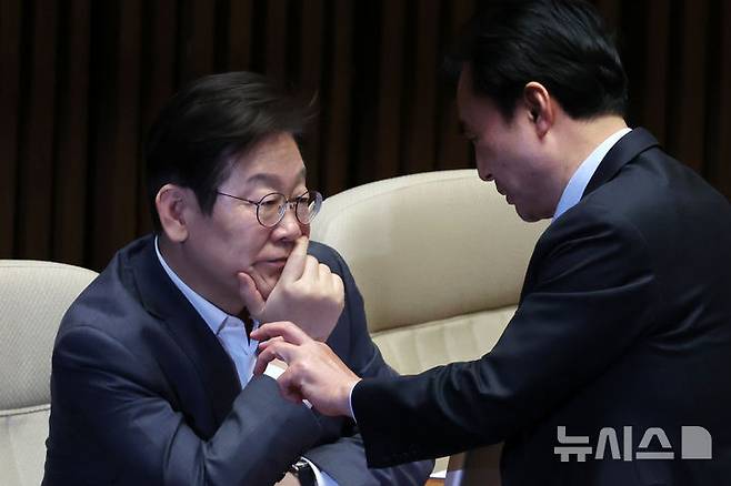 [서울=뉴시스] 조성우 기자 = 이재명(왼쪽) 더불어민주당 대표가 20일 오후 서울 여의도 국회에서 열린 제423회 국회(임시회) 제2차 본회의에서 안규백 의원과 대화하고 있다. 2025.03.20. xconfind@newsis.com