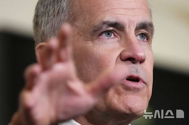 [런던=AP/뉴시스] 마크 카니 캐나다 신임 총리가 17일(현지 시간) 런던에서 가진 유럽 순방 마무리 기자회견에서 취재진에게 발언하고 있다. 2025.03.18.