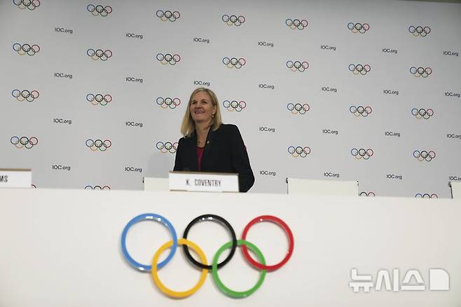 [코스타 나바리노(그리스)=AP/뉴시스] 20일(현지 시간) 그리스 코스타 나바리노에서 열린 제144차 총회에서 제10대 국제올림픽위원회(IOC) 위원장으로 선출된 커스티 코번트리가 기자회견장에 입장하고 있다. 2025.03.21.