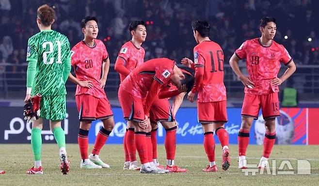 [고양=뉴시스] 추상철 기자 = 20일 오후 경기 고양시 고양종합운동장에서 열린 '2026 국제축구연맹(FIFA) 북중미 월드컵 아시아 지역 3차 예선 B조 7차전' 대한민국과 오만의 경기, 1대1 무승부로 경기를 마친 대한민국 선수들이 아쉬워하고 있다. 2025.03.20. scchoo@newsis.com