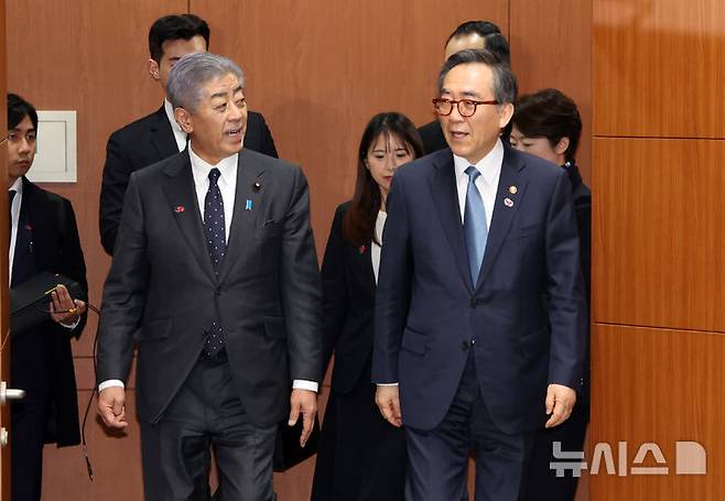 [서울=뉴시스] 배훈식 기자 = 조태열(오른쪽) 외교부 장관과 이와야 다케시 일본 외무대신이 13일 오후 서울 종로구 외교부에서 열린 한일 외교장관회담에 참석하고 있다. 2025.01.13. dahora83@newsis.com