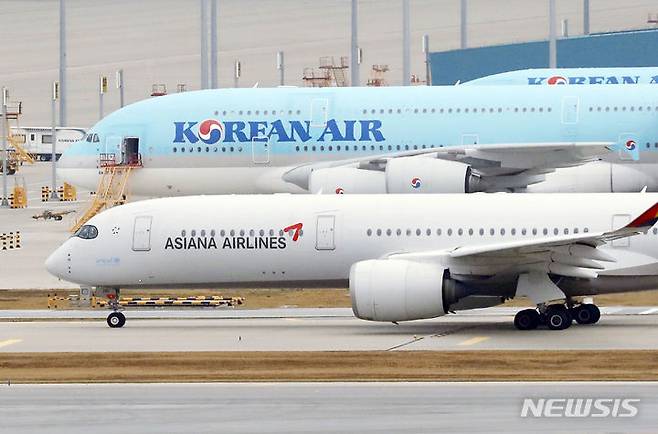 [인천공항=뉴시스] 최동준 기자 = 사진은 인천국제공항 활주로에서 대한항공과 시아나항공 여객기의 모습. 2023.11.01. photocdj@newsis.com