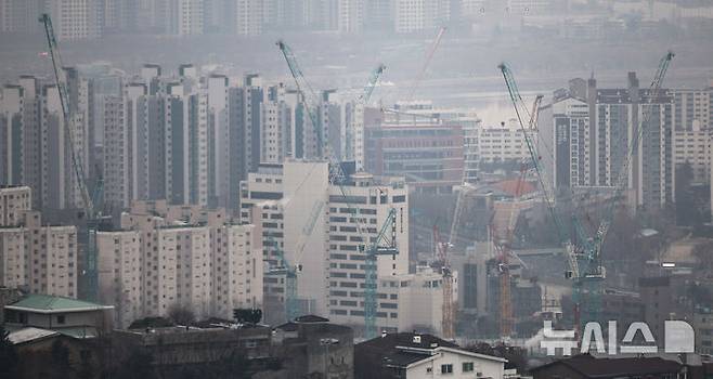 [서울=뉴시스] 정병혁 기자 = 분양가상한제 주택에 적용되는 기본형건축비가 1.61% 오른다. 국토교통부는 분양가상한제 주택에 적용되는 기본형건축비를 지난 1일 정기고시했다. 이번 고시에서는 간접공사비, 노무비 등 영향으로 기본형건축비(16~25층 이하, 전용면적 60~85㎡ 지상층 기준)가 직전 고시된 1㎡당 210만6000원에서 214만원으로 1.61%가 증가된다.개정된 고시는 내달 1일 이후 입주자모집 승인을 신청하는 단지부터 적용되며, 실제 분양가격은 기본형건축비에 따른 분양가 상한 내에서 분양 가능성, 주변 시세 등을 종합적으로 고려해 결정된다. 사진은 2일 서울시내 아파트 건설현장. 2025.03.02. jhope@newsis.com