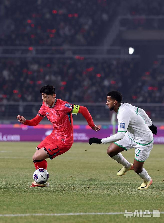 [고양=뉴시스] 김선웅 기자 = 20일 오후 경기 고양시 고양종합운동장에서 열린 '2026 국제축구연맹(FIFA) 북중미 월드컵 아시아 지역 3차 예선 B조 7차전' 대한민국과 오만의 경기, 손흥민이 드리블을 하고 있다. 2025.03.20. mangusta@newsis.com