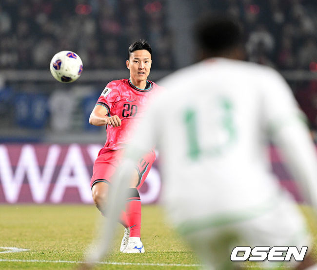 [OSEN=고양, 최규한 기자] 대한민국 남자축구대표팀이 20일 고양종합운동장에서 ‘2026 국제축구연맹(FIFA) 북중미 월드컵’ 아시아지역 3차 예선 B조 7차전 오만과 맞대결을 펼쳤다.B조에 속해 있는 한국은 4승 2무, 승점 14로 조 선두를 달리고 있다. 2위는 이라크(승점 11), 3위는 요르단(승점 9)이다. 한국이 이번 2연전에서 2승을 거두면 북중미 월드컵 본선진출을 조기에 확정한다. 전반 한국 권경원이 패스를 하고 있다. 2025.03.20 / dreamer@osen.co.kr