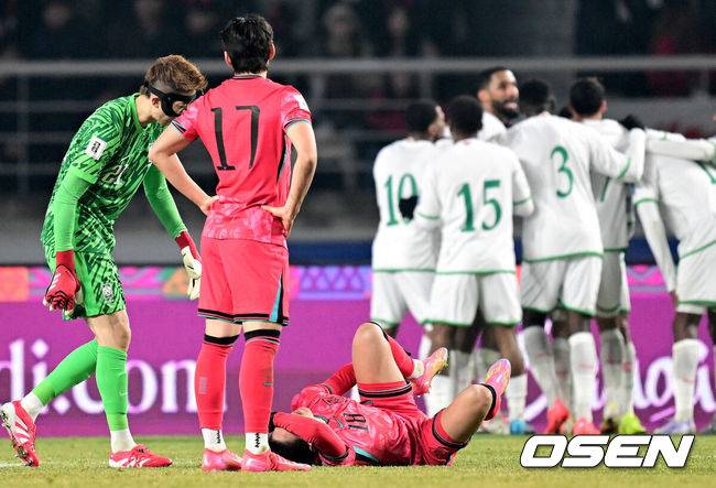 [OSEN=고양, 최규한 기자] 대한민국 대표팀이 홈에서 오만에 1-1로 비겼다.&nbsp;홍명보(56)&nbsp;감독이 이끄는 한국 축구 대표팀은 20일 오후 8시 고양종합운동장에서 열린 2026 국제축구연맹(FIFA) 북중미 월드컵 아시아지역 3차 예선 B조 7차전 오만과 맞대결을 치러 1-1로 비겼다. 후반 한국 이강인이 부상으로 쓰러져 고통스러워고 있다. 2025.03.20 / dreamer@osen.co.kr