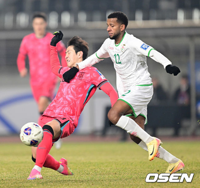 [OSEN=고양, 최규한 기자] 대한민국 대표팀이 홈에서 오만에 1-1로 비겼다. 홍명보(56) 감독이 이끄는 한국 축구 대표팀은 20일 오후 8시 고양종합운동장에서 열린 2026 국제축구연맹(FIFA) 북중미 월드컵 아시아지역 3차 예선 B조 7차전 오만과 맞대결을 치러 1-1로 비겼다. 후반 한국 이강인이 상대 수비에 넘어지고 있다. 2025.03.20 / dreamer@osen.co.kr