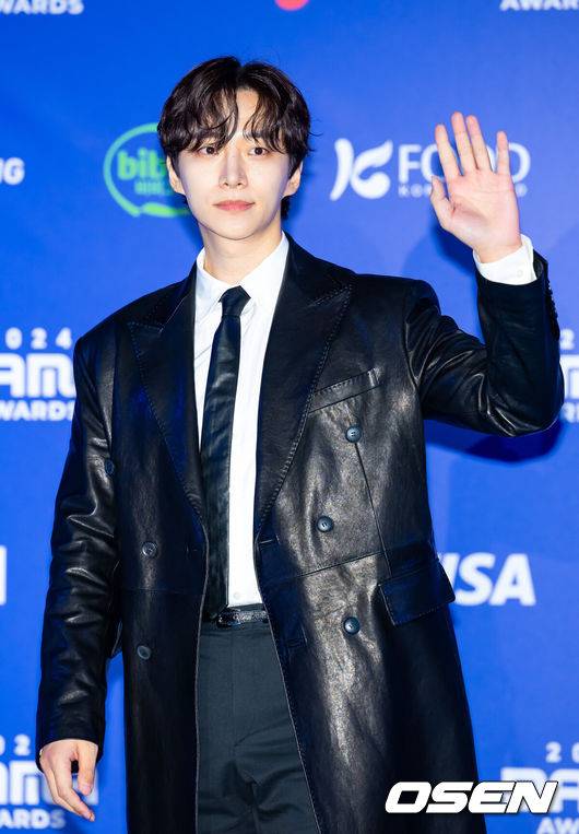 [OSEN=오사카(일본), 민경훈 기자] 23일 오후 일본 교세라 돔 오사카서&nbsp;'2024 MAMA AWARDS(마마 어워즈)'&nbsp;레드카펫 행사가 진행됐다.'2024 MAMA AWARDS'는 현지시간 기준으로 21일 미국 LA 돌비씨어터에서, 22일과 23일에 일본 교세라 돔 오사카에서 개최된다.배우 이준호가 레드카펫을 밟으며 포즈를 취하고 있다. 2024.11.23 /rumi@osen.co.kr