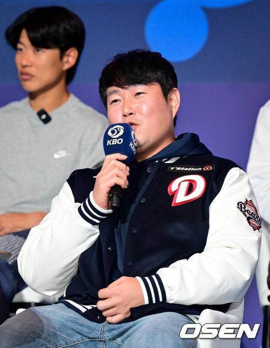 [OSEN=조은정 기자]’2025 신한 SOL Bank KBO 미디어데이 & 팬페스트’가 20일 서울 송파구 롯데호텔 월드에서 열렸다.  이번 행사에는 각 구단의 감독을 비롯해 KIA 나성범, 김도영, 삼성 구자욱, 강민호, LG 박해민, 홍창기, 두산 양의지, 김택연, KT 장성우, 강백호, SSG 김광현, 박성한, 롯데 전준우, 윤동희, 한화 채은성, 김서현, NC 박민우, 김형준, 키움 송성문, 이주형 등 KBO 리그 10개 구단 주장과 대표 선수가 참석한다.두산 양의지가 인터뷰를 하고 있다. 2025.03.20 /cej@osen.co.kr