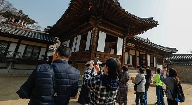 춘분이 하루 지난 21일 서울 종로구 창덕궁에서 열린 '봄을 품은 낙선재' 행사에서 시민들이 낙선재를 관람하고 있다.