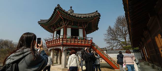 춘분이 하루 지난 21일 서울 종로구 창덕궁에서 열린 '봄을 품은 낙선재' 행사에서 시민들이 낙선재 평원루를 관람하고 있다.