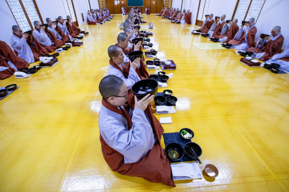 발우공양하는 모습. 한국불교문화사업단 제공