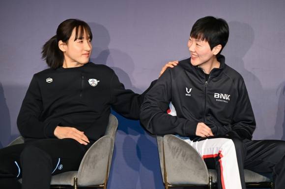 아산 우리은행 김단비와 부산 BNK 박혜진이 지난달 26일 서울 스탠포드호텔에서 열린 2024~25 여자프로농구 포스트시즌 미디어데이에서 대화하고 있다. WKBL 제공