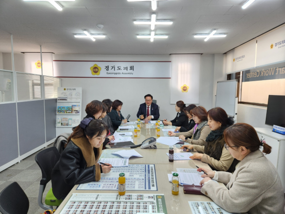 김정영 의원이 19일 경기도의회 상담소에서 경기도어린이집연합회 가정분과위원회와 정담회를 열고 보육정책 개선 방안에 대해 논의하고 있다.