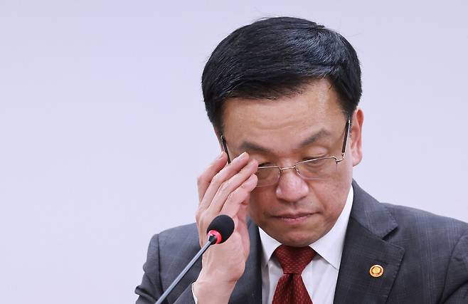 최상목 대통령 권한대행 부총리 겸 기획재정부 장관이 3월6일 서울 서대문구 경찰청에서 열린 민생범죄 점검회의에서 발언을 마친 뒤 안경을 고쳐쓰고 있다. ⓒ연합뉴스