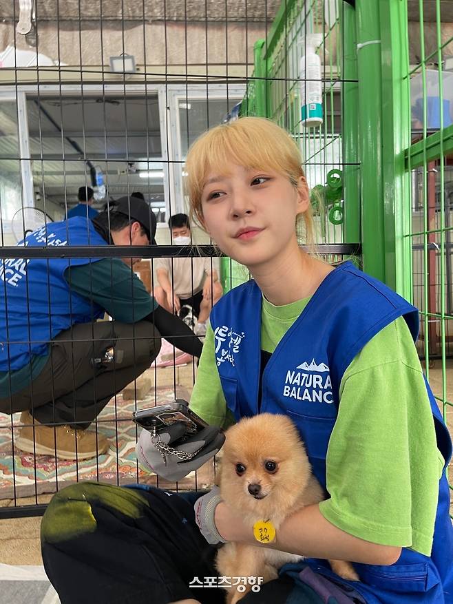 고 김새론과 그가 키우던 반려견 너구리. 유족 측 제공