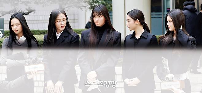 그룹 뉴진스(NJZ)가 지난 7일 서울 서초구 서울중앙지방법원에서 열린 ‘기획사 지위보전 및 광고계약 체결 등 금지’ 가처분 신청의 심문기일을 마친 뒤 법원 청사를 나서며 취재진 질문에 답하고 있다. 왼쪽부터 하니, 민지, 혜인, 해린, 다니엘. 연합뉴스
