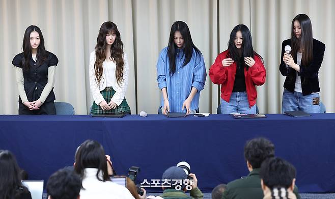 그룹 뉴진스가 28일 오후 서울 강남구 스페이스쉐어 삼성역센터에서 열린 전속계약 해지 관련 기자회견에 참석해 있다. 왼쪽부터 해린, 다니엘, 민지, 하니, 혜인. 권도현 기자