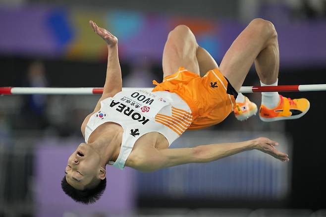 우상혁이 21일 중국 난징 유스올림픽스포츠파크에서 열린 2025 세계실내선수권 남자 높이뛰기 결선에서 바를 넘고 있다.    난징 | AP연합뉴스