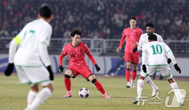 이강인(가운데)이 공을 간수하고 있는 모습. /사진=뉴스1