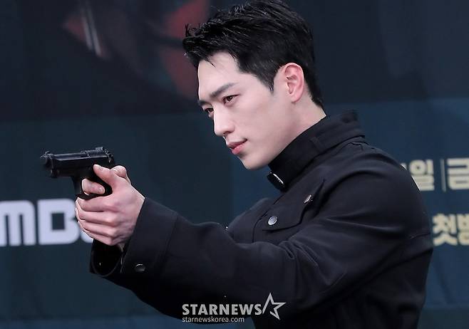 배우 서강준이 20일 오후 서울 마포구 상암동 MBC 사옥에서 진행된 MBC 금토드라마 '언더커버 하이스쿨' 제작발표회에 참석해 포즈를 취하고 있다.  '언더커버 하이스쿨'은 고종 황제의 사라진 금괴의 행방을 쫓기 위해 고등학생으로 위장 잠입한 국정원 요원의 좌충우돌 N차 고딩 활약기를 담은 드라마다. 오는 21일 첫 방송. 2025.02.20 /사진=김창현 chmt@