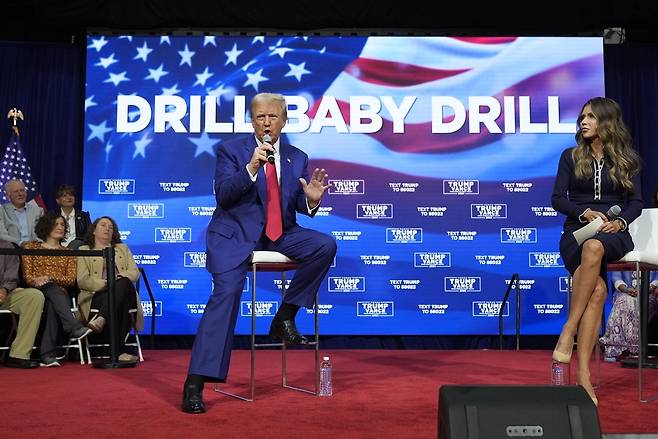 도널드 트럼프 미국 대통령이 대선후보였던 지난해 10월 14일 미국 펜실베이니아주 오크스에서 열린 타운홀 미팅에서 공화당원들을 상대로 발언하고 있다. 뒤 화면에 “드릴, 베이비, 드릴(시추하자, 계속 시추하자)”는 구호가 띄워져 있다.  AP연합뉴스