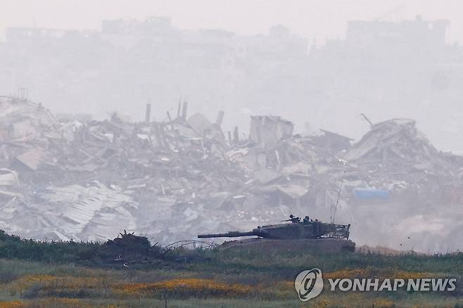 이스라엘군 탱크 (로이터=연합뉴스) 20일(현지시간) 이스라엘군 탱크가 가자지구 내부에서 기동 중이다. 2025.3.21 photo@yna.co.kr