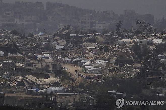 가자지구 (AP 연합뉴스) 20일(현지시간) 가자지구 남부의 폐허가 된 거리를 걷는 팔레스타인 주민들이 보인다. 2025.3.20 photo@yna.co.kr