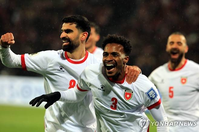 팔레스타인 잡은 요르단 [EPA=연합뉴스]