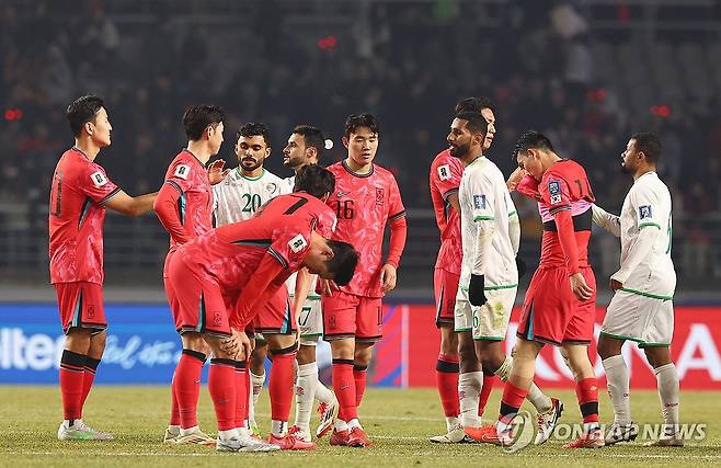 홈에서 오만과 무승부라니.. (고양=연합뉴스) 서대연 기자 = 20일 경기도 고양종합운동장에서 열린 2026 북중미 월드컵 아시아 3차 예선 B조 7차전 대한민국과 오만의 경기. 
    오만과 1-1로 비긴 한국 선수들이 아쉬워하는 가운데 양팀 선수들이 인사하고 있다. 2025.3.20 dwise@yna.co.kr