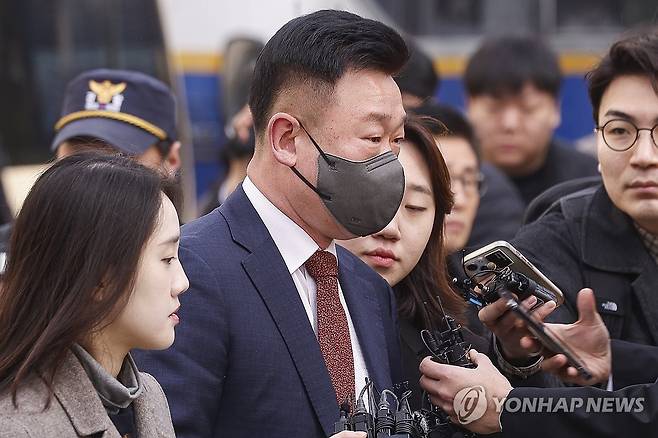 이광우 대통령경호처 경호본부장 영장심사 (서울=연합뉴스) 김인철 기자 = 윤석열 대통령 체포 방해 혐의를 받는 이광우 대통령경호처 경호본부장이 21일 서울 마포구 서울서부지방법원에서 구속 전 피의자 심문(영장실질심사)을 위해 법정으로 향하고 있다. 2025.3.21 [공동취재] yatoya@yna.co.kr