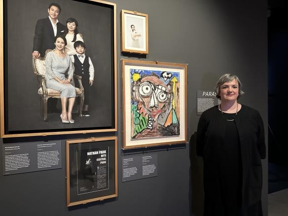아카데미영화박물관의 '디렉터스 인스퍼레이션: 봉준호' 전시장 내부와 큐레이터  (로스앤젤레스=연합뉴스) 임미나 특파원 = 20일(현지시간) 미국 로스앤젤레스(LA)에 있는 아카데미영화박물관에서 미셸 푸에츠 큐레이터가 봉준호 감독의 작품세계를 집중적으로 조명하는 '디렉터스 인스퍼레이션: 봉준호'(Director's Inspiration: Bong Joon Ho) 전시를 소개하고 있다. 2025.3.21 mina@yna.co.kr