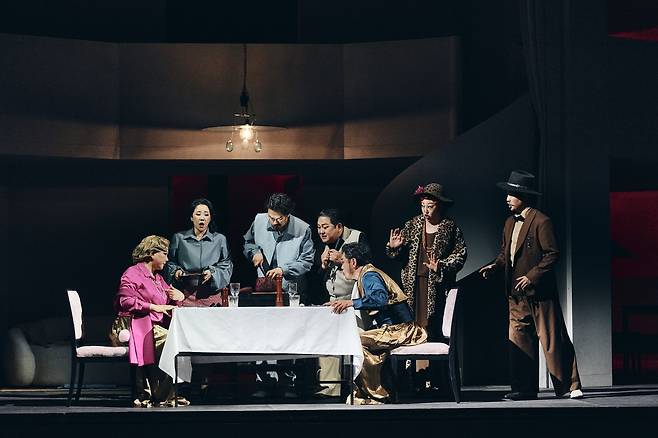 국립오페라단 '피가로의 결혼' 지난 20일 예술의전당 오페라극장에서 열린 국립오페라단의 공연 '피가로의 결혼'. 2막 피날레 7중창 장면에서 하인 피가로(김병길)가 백작 부부에게 스테이크를 서빙하고 있다. [국립오페라단 제공. 재판매 및 DB금지]