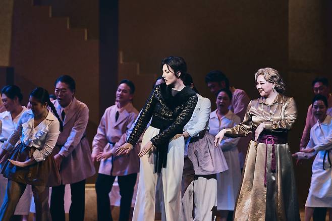 국립오페라단 '피가로의 결혼' 지난 20일 예술의전당 오페라극장에서 열린 국립오페라단의 공연 '피가로의 결혼'. 3막 결혼식 장면에서 케루비노(라헬 브레데)와 백작 부인(홍주영)이 춤추고 있다. [국립오페라단 제공. 재판매 및 DB금지]