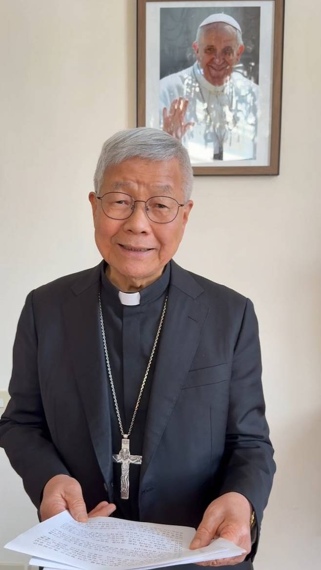 유흥식 추기경이 지난 21일 언론에 배포한 영상 담화문에서 헌재의 탄핵 심판 선고 지연으로 인한 혼란을 우려하며 조속한 결정을 촉구하고 있다. (사진=연합뉴스)