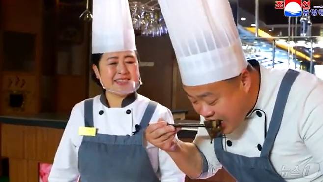 조선중앙TV는 최근 '맛도, 영양가도 으뜸'이라는 프로그램을 통해 조선중앙통신사 김영남 기자가 월향각에서 타조고기를 만드는 모습을 조명했다.(조선중앙TV 갈무리)