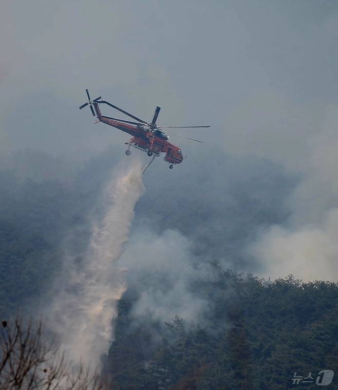 22일 오후 산림청 항공본부 산림항공본부 산불진화 헬기가 경남 산청군 시천면에서 발생한 산불 진화에 나서고 있다. (산림청 제공. 재판매 및 DB 금지) 2025.3.22/뉴스1