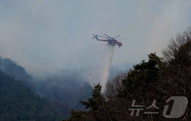 22일 오후 산림청 항공본부 산림항공본부 산불진화 헬기가 경남 산청군 시천면에서 발생한 산불 진화에 나서고 있다. (산림청 제공. 재판매 및 DB 금지) 2025.3.22/뉴스1